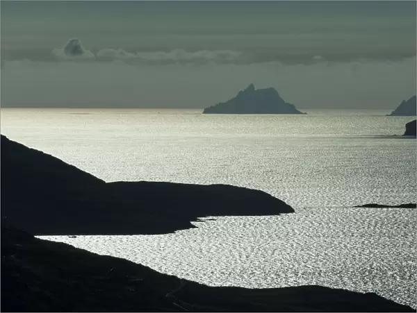 View over ballinskelligs bay to the skellig islands