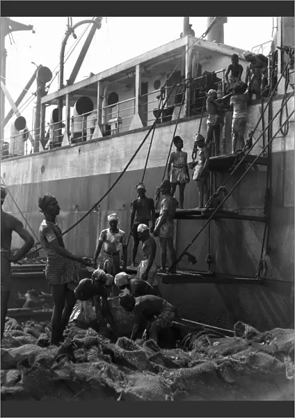 Sri Lankan workers loading cargo