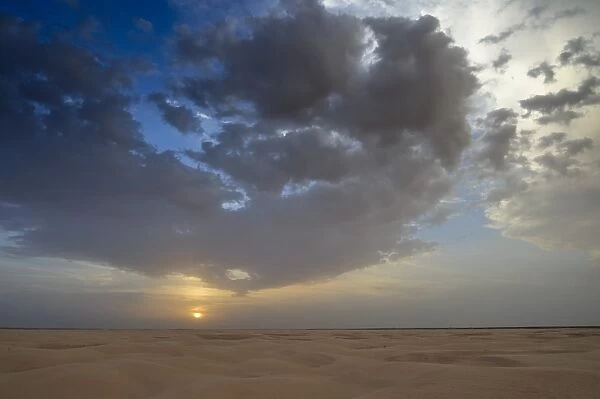 Cloudy sky over the Sahara in Douz, southern Tunisia, Tunisia, Maghreb, North Africa, Africa