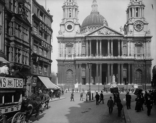 St Paul s. circa 1905: The west side of St Pauls Cathedral from Ludgate Hill in London