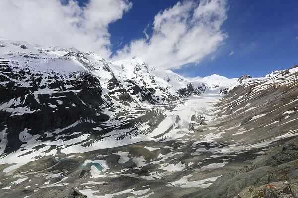 View from Kaiser-Franz-Josefs-Hoehe over Pasterze Glacier with Grossglockner Mountain, left, and Johannisberg Mountain, Kaiser-Franz-Josefs-Hohe, Heiligenblut, Carinthia, Austria