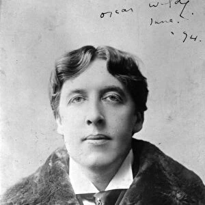 Famous Writers Photographic Print Collection: Oscar Wilde (1854 - 1900)