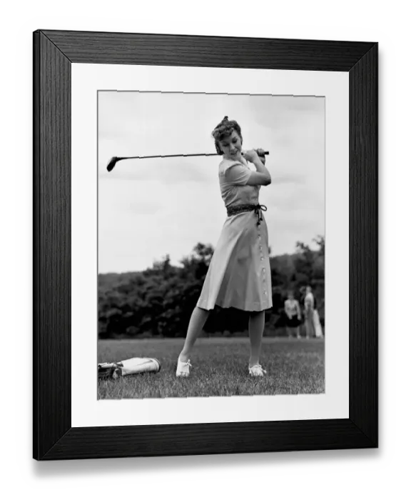 Framed Print : Woman golfing