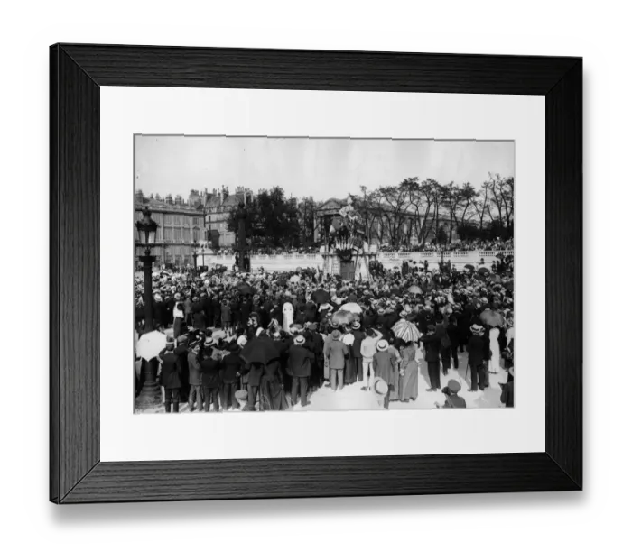 Framed Print : Paris Crowds Framed Print : Paris Crowds