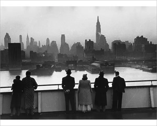 Queen Mary Passengers view New York Dawn