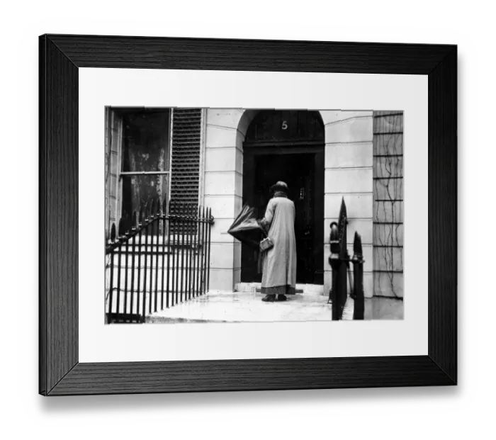 Framed Print : A British suffragette campaigning at the door of Edward Carsons house Framed Print : A British suffragette campaigning at the door of Edward Carsons house