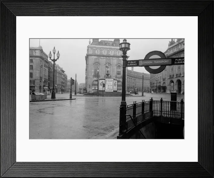 Framed Print : Piccadilly Circus Framed Print : Piccadilly Circus