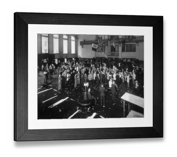 Framed Print : circa 1918: Businessmen crowd the floor of the New York Stock Exchange Framed Print : circa 1918: Businessmen crowd the floor of the New York Stock Exchange
