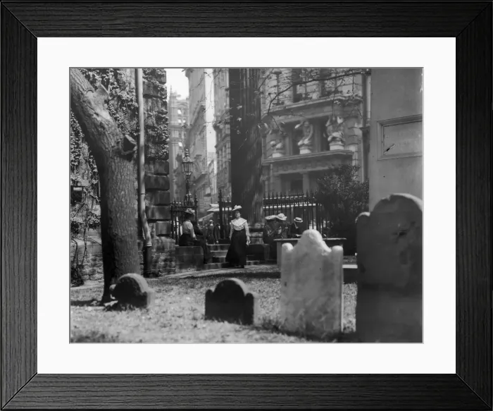 Framed Print : St. Pauls Churchyard Framed Print : St. Pauls Churchyard