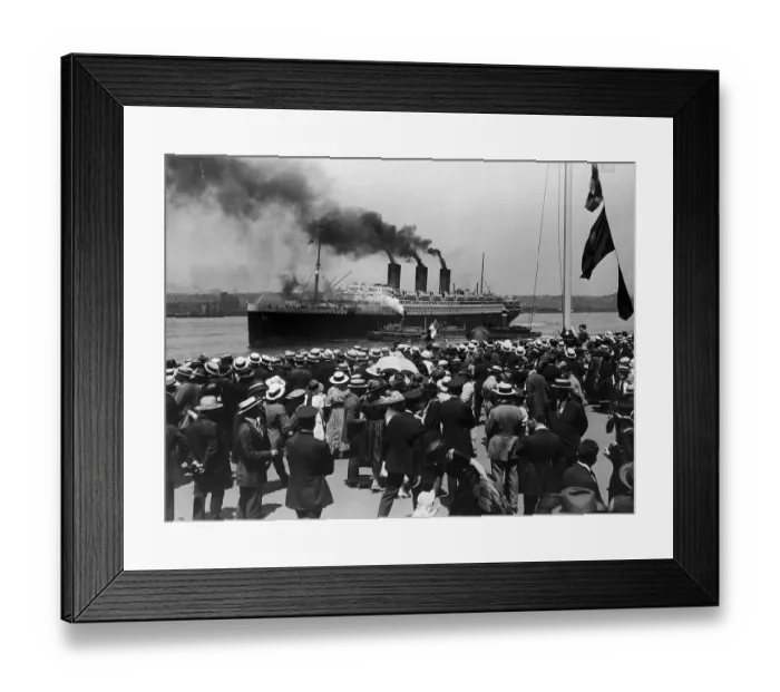 Framed Print : Luxury Liner SS Paris launches from port in New York City