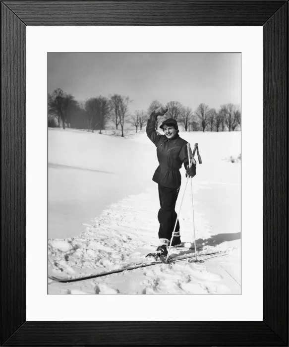Framed Print : Wan cross-country skiing, waving, (B&W) Framed Print : Wan cross-country skiing, waving, (B&W)