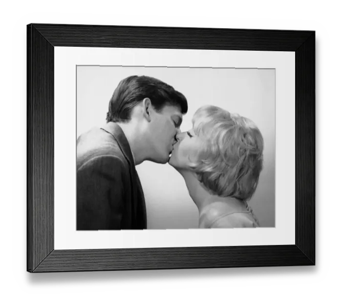 Framed Print : Couple kissing Framed Print : Couple kissing