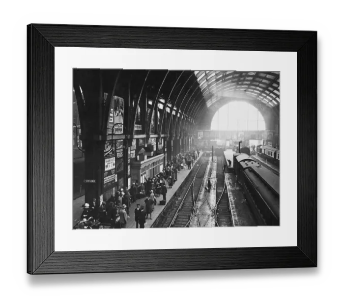 Framed Print : British Topical Press Agency (1903 - 1957) Framed Print : British Topical Press Agency (1903 - 1957)
