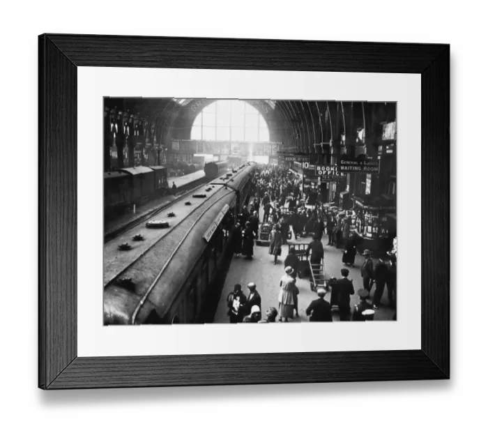 Framed Print : British Topical Press Agency (1903 - 1957) Framed Print : British Topical Press Agency (1903 - 1957)