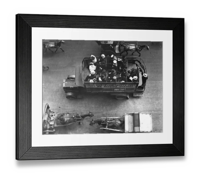 Framed Print : Omnibus. circa 1907: An overhead view of an omibus. (Photo by Hulton Archive / Getty Images) Framed Print : Omnibus. circa 1907: An overhead view of an omibus. (Photo by Hulton Archive / Getty Images)