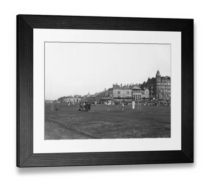 Framed Print : Putting At St Andrews Framed Print : Putting At St Andrews