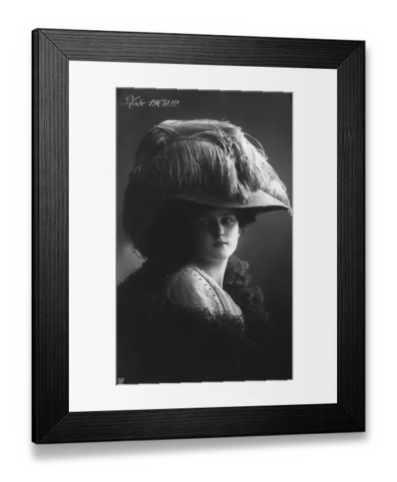 Framed Print : Mode 1909. 1909: The fashion for wide-brimmed picture hats with ostrich feather trimming, Framed Print : Mode 1909. 1909: The fashion for wide-brimmed picture hats with ostrich feather trimming,