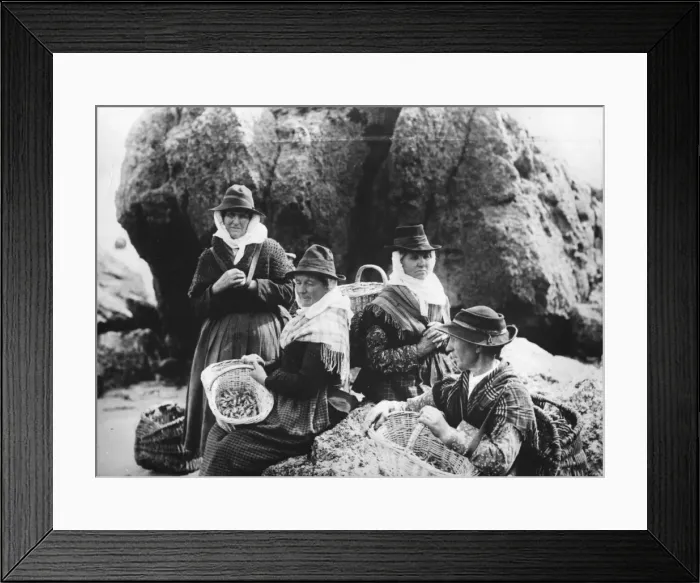Framed Print : Fisherwomen Framed Print : Fisherwomen