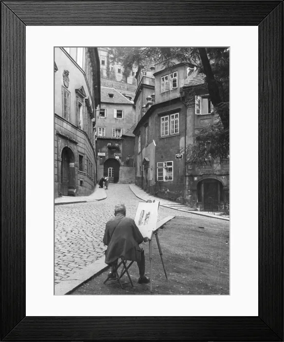 Framed Print : A Street Artist Framed Print : A Street Artist