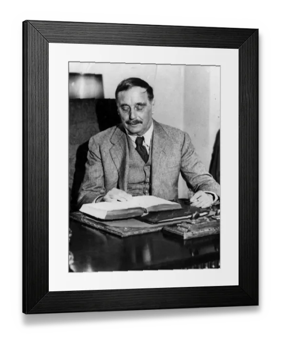 Framed Print : H G Wells. circa 1916: H G Wells (Herbert George Wells Framed Print : H G Wells. circa 1916: H G Wells (Herbert George Wells