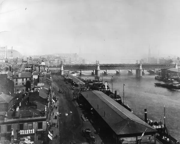 Glasgow. circa 1870: A bridge over the River Clyde as seen from the Sailors Home, Glasgow