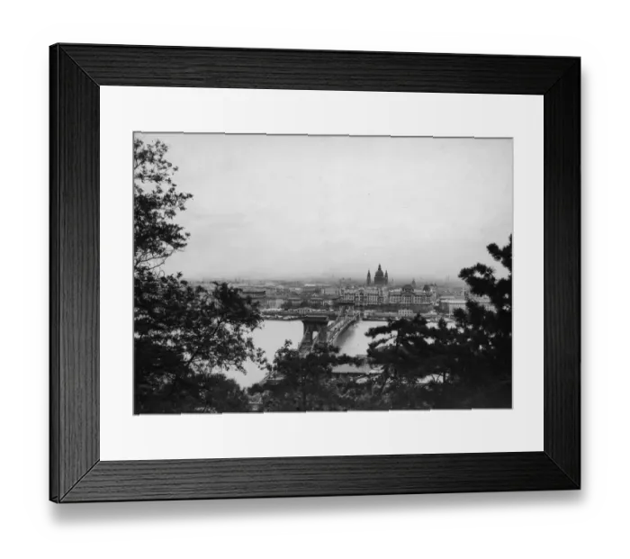 Framed Print : Budapest. The Szechenyi Chain Bridge over the River Danube seen from Buda Palace Hill