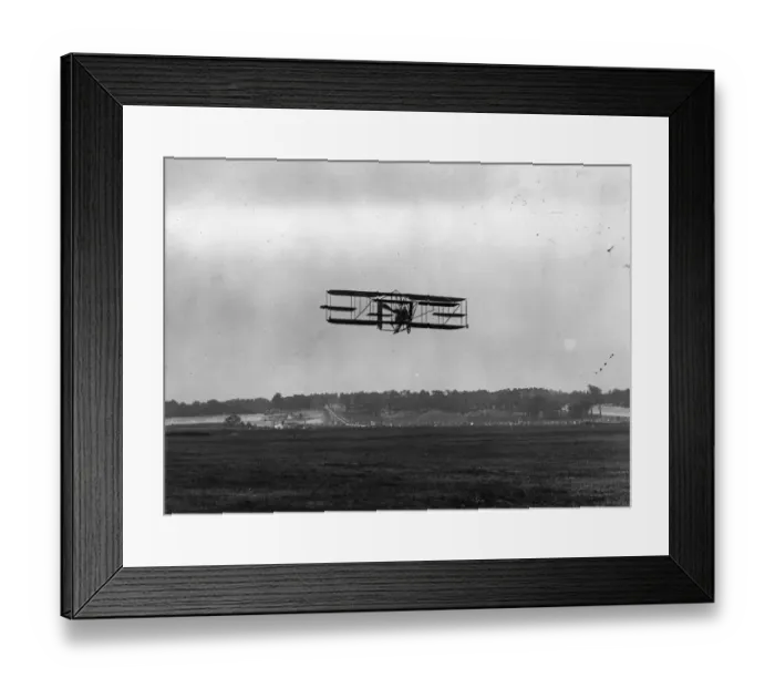 Framed Print : In Flight. circa 1913: A bi-plane flies low. (Photo by Hulton Archive / Getty Images) Framed Print : In Flight. circa 1913: A bi-plane flies low. (Photo by Hulton Archive / Getty Images)