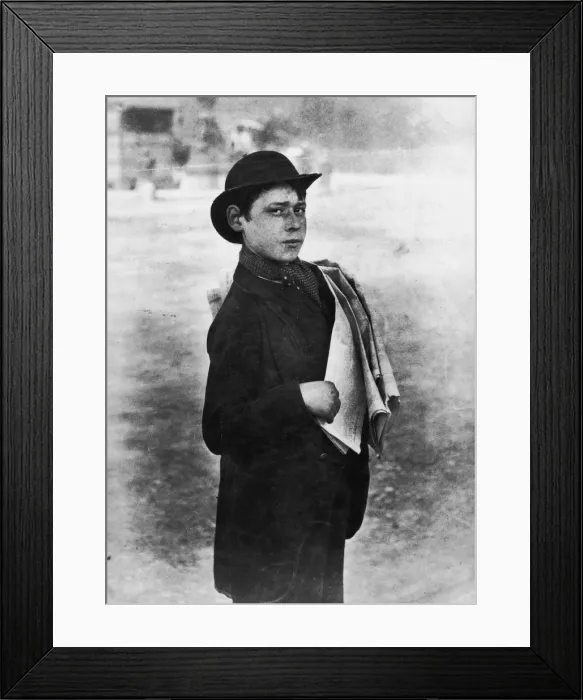 Framed Print : News Boy. circa 1900: A London news boy selling copies of a newspaper Framed Print : News Boy. circa 1900: A London news boy selling copies of a newspaper