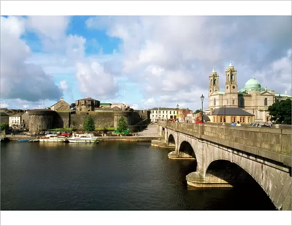 Co Westmeath, Athlone Castle And Bridge, Over River Shannon, Ireland