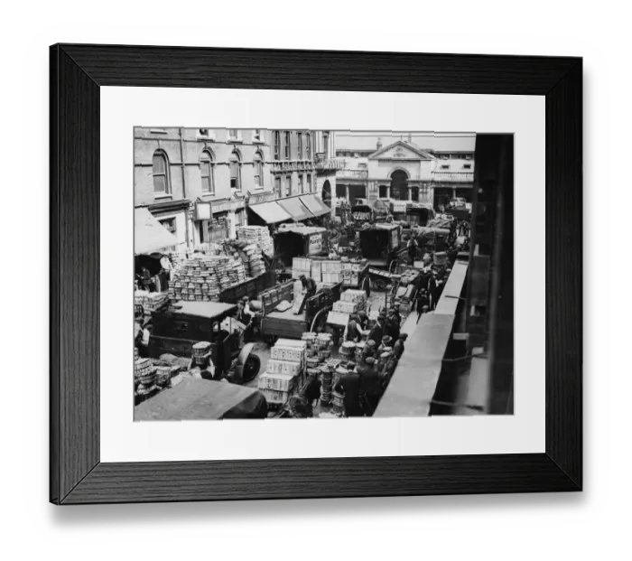 Framed Print : Busy Covent Market, London Framed Print : Busy Covent Market, London