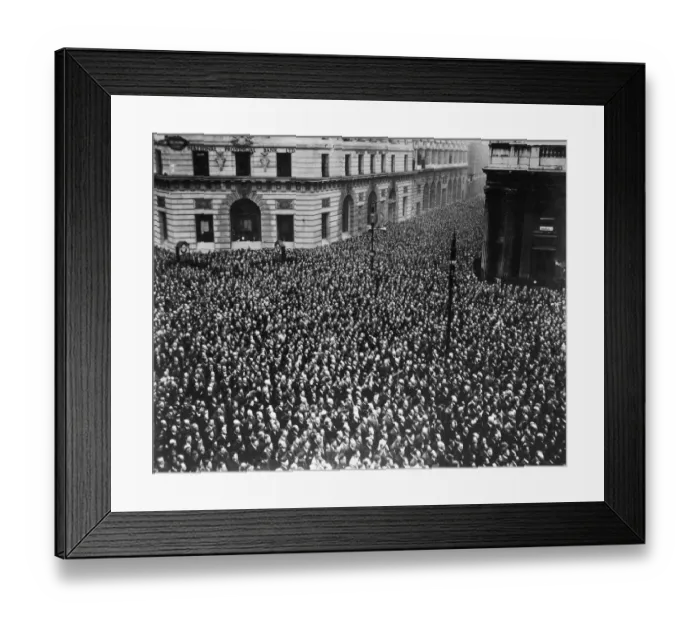 Framed Print : Threadneedle Street Crowd