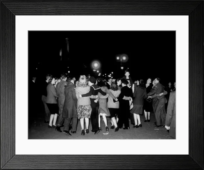 Framed Print : VJ Day. 11th August 1945: Revellers dancing in a floodlit Trafalgar Square Framed Print : VJ Day. 11th August 1945: Revellers dancing in a floodlit Trafalgar Square