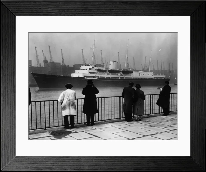 Framed Print : Britannia. 4th May 1960: The Royal yacht Britannia arrives in the Pool Framed Print : Britannia. 4th May 1960: The Royal yacht Britannia arrives in the Pool