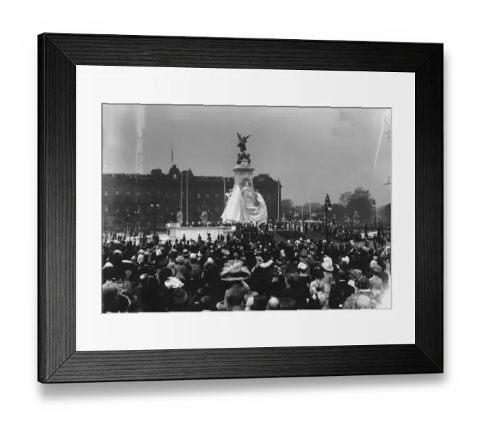 Framed Print : Victorias Statue Framed Print : Victorias Statue