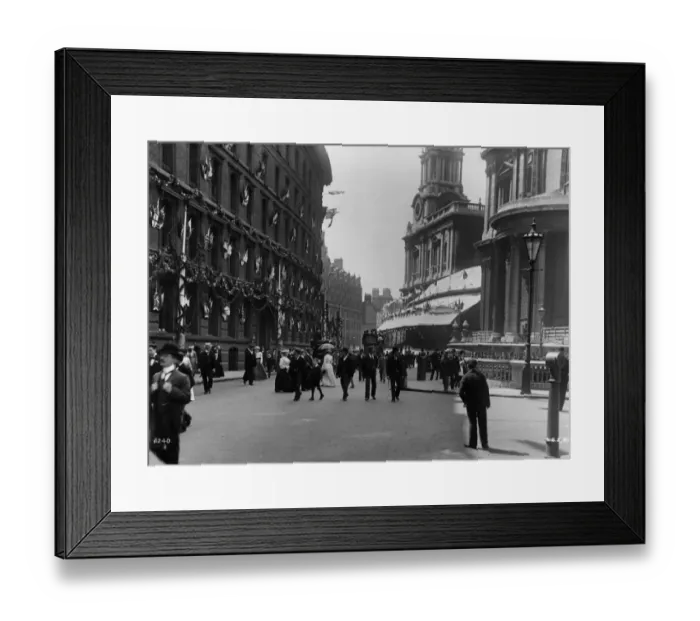 Framed Print : St Pauls Churchyard