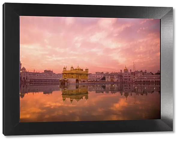 Sunset over Sikhisms holliest shrines: Golden Temple
