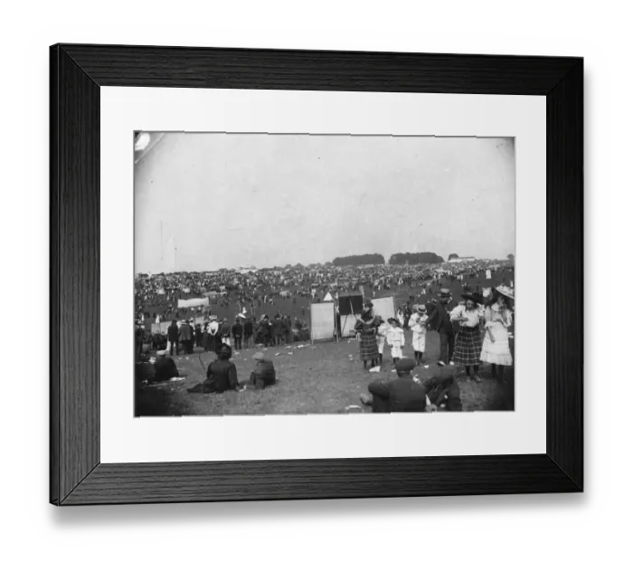 Framed Print : Racegoers. 3rd June 1908: Crowds walking across the Downs from Epsom Station Framed Print : Racegoers. 3rd June 1908: Crowds walking across the Downs from Epsom Station
