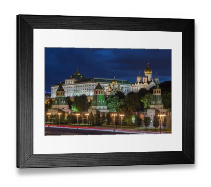Framed Print : The Moscow Kremlin at night in Moscow Framed Print : The Moscow Kremlin at night in Moscow