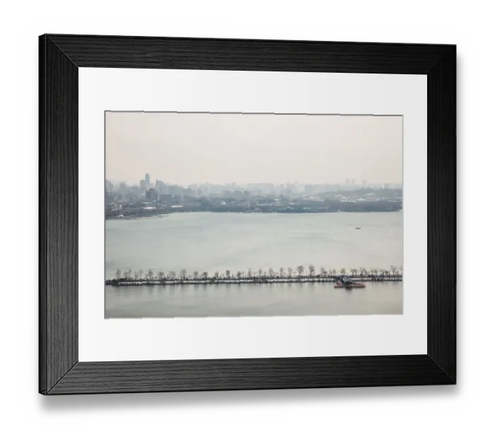 Framed Print : Willow trees on the Bai Causeway on the West Lake, Hangzhou, China Framed Print : Willow trees on the Bai Causeway on the West Lake, Hangzhou, China