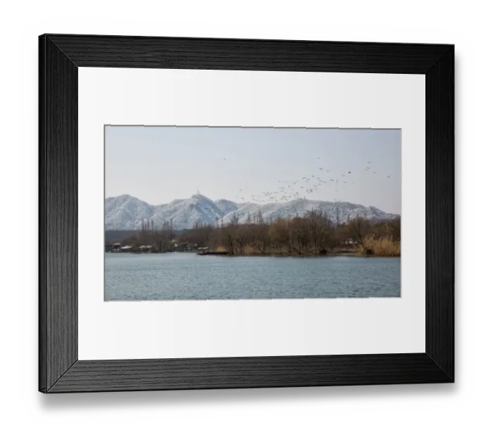 Framed Print : The West Lake against snow-covered hills, Hangzhou, China Framed Print : The West Lake against snow-covered hills, Hangzhou, China