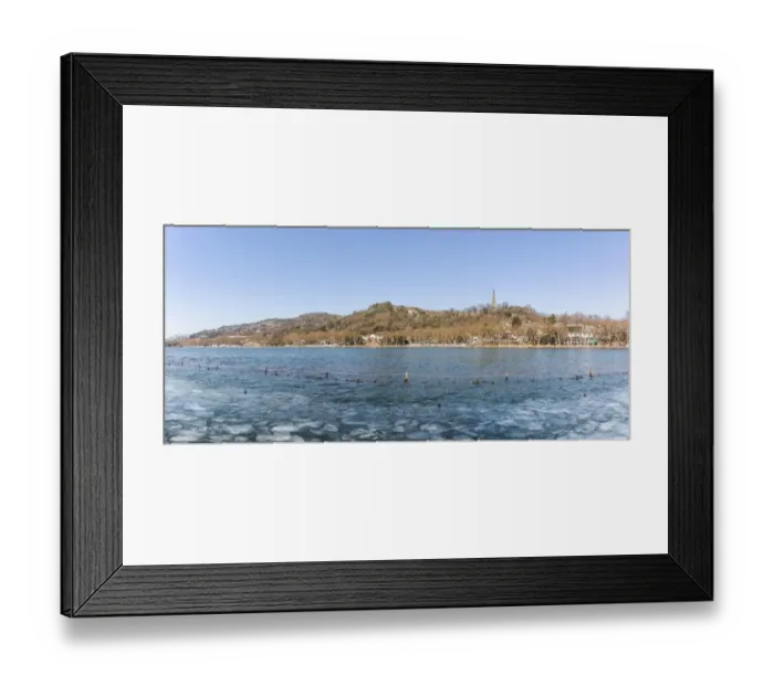 Framed Print : Ice floes floating on the West Lake against Baoshi Hill, Hangzhou, Zhejiang, China Framed Print : Ice floes floating on the West Lake against Baoshi Hill, Hangzhou, Zhejiang, China