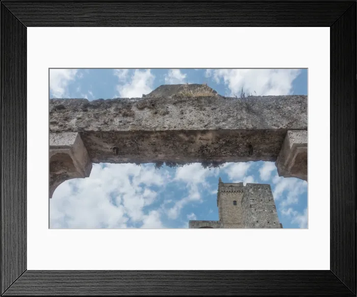 Framed Print : Wellhead and tower, San Gimignano, Italy