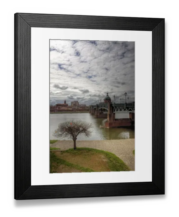 Framed Print : Toulouse Garonne river, bridge and old town view Framed Print : Toulouse Garonne river, bridge and old town view