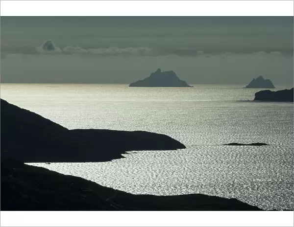 View over ballinskelligs bay to the skellig islands