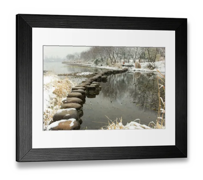 Framed Print : Snowscape of a stone path on the West Lake in Maojiabu village, Hangzhou, Zhejiang, China Framed Print : Snowscape of a stone path on the West Lake in Maojiabu village, Hangzhou, Zhejiang, China