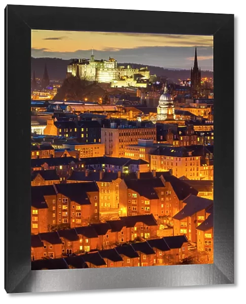 Edinburghs old town at nightfall