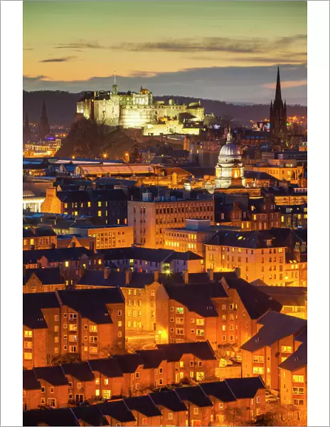 Edinburghs old town at nightfall