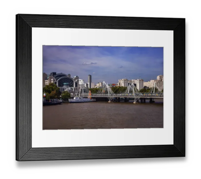 Framed Print : Hungerford Bridge from the side and the thames river Framed Print : Hungerford Bridge from the side and the thames river