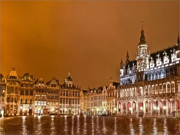 Grand Place in Brussels lit up at night