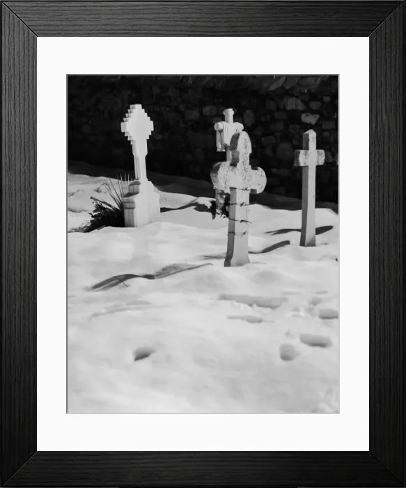 Framed Print : Cruces. Uno de los cementerios mAas curiosos que existen es el de la iglesia Framed Print : Cruces. Uno de los cementerios mAas curiosos que existen es el de la iglesia